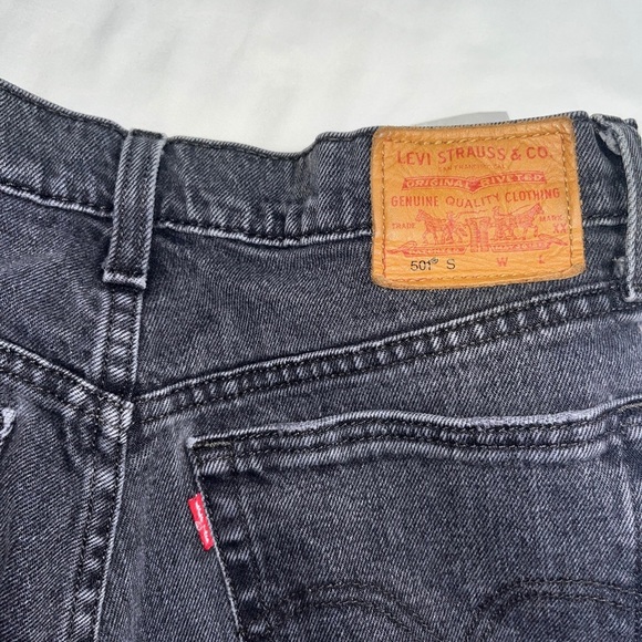 Levi’s Premium 501 Skinny Jeans Black Wash Distressed Knee Raw Hem Button Fly - Picture 4 of 9